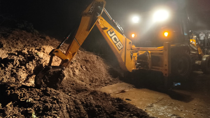 ಮಂಗಳೂರು-ಬೆಂಗಳೂರು ರೈಲು ಸಂಚಾರ ಮಾರ್ಗದಲ್ಲಿ ಗುಡ್ಡ ಕುಸಿತ - ರಾತ್ರಿಯಿಡೀ ತೆರವು ಕಾರ್ಯ 7 Hassan