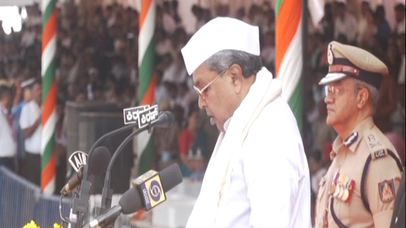 ಸಾಮಾಜಿಕ ಸಮಸ್ಯೆ ಹೋಗಲಾಡಿಸಲು ಹೊಸ ದಾರಿ ಹುಡುಕಿಕೊಳ್ಳಬೇಕಿದೆ - ಸ್ವಾತಂತ್ರ್ಯೋತ್ಸವದಲ್ಲಿ ಸಿಎಂ ಮಾತು 6 Independence day Siddaramaiah 2