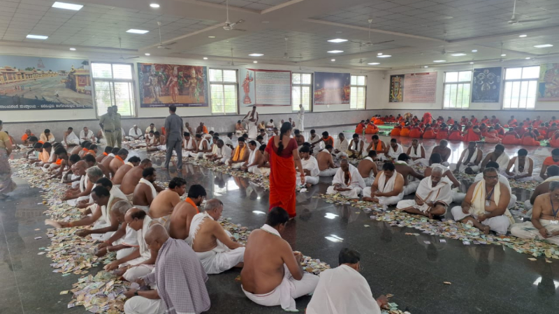 ಮಂತ್ರಾಲಯದಲ್ಲಿ ಹುಂಡಿ ಎಣಿಕೆ ಕಾರ್ಯ - 22 ದಿನಗಳಲ್ಲೇ 3.35 ಕೋಟಿ ಒಡೆಯರಾದ ರಾಯರು 1 Mantralaya 5