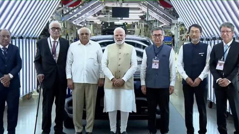 PM Narendra Modi Flags Off Maruti Suzuki E Vitara 1