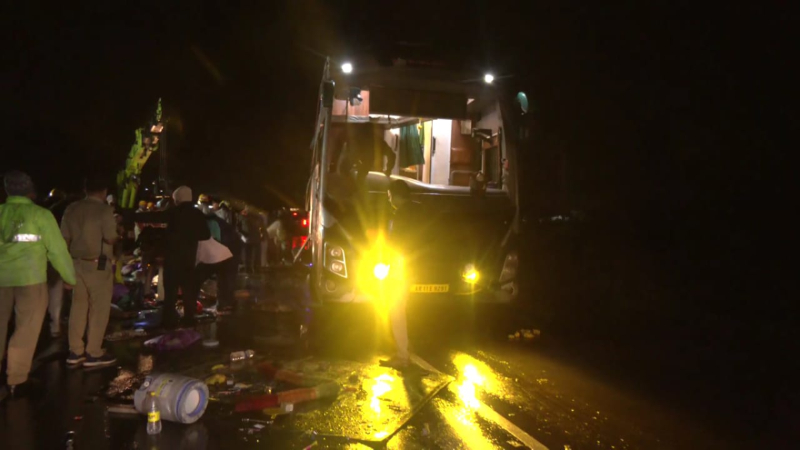 Private bus overturns in Motebennur Two dead 6 seriously injured Byadagi Haveri 1