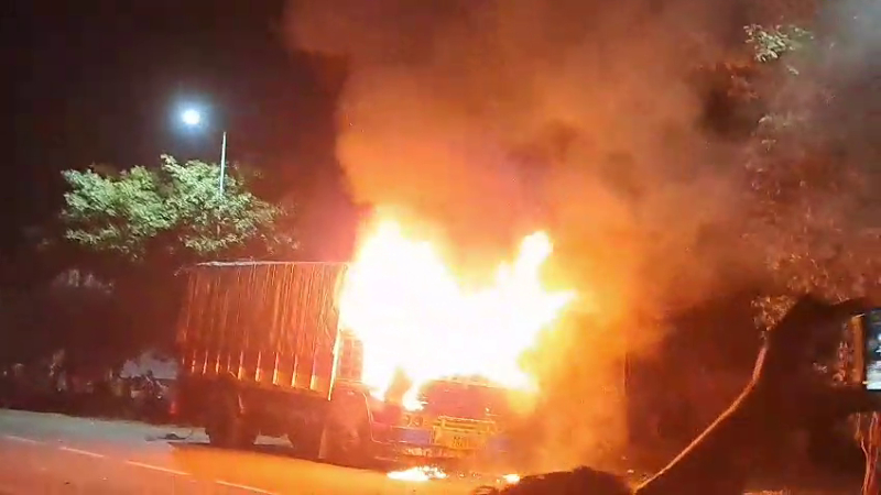 7 quintal of beef villagers set fire to the vehicle in Ainapur of Kagavada Belagavi 2