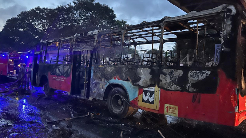 75 ಮಂದಿ ಪ್ರಯಾಣಿಕರಿದ್ದ BMTC ಬಸ್ನಲ್ಲಿ ಭಾರೀ ಬೆಂಕಿ - ಬಸ್ ಸುಟ್ಟು ಕರಕಲು 5 BMTC 3