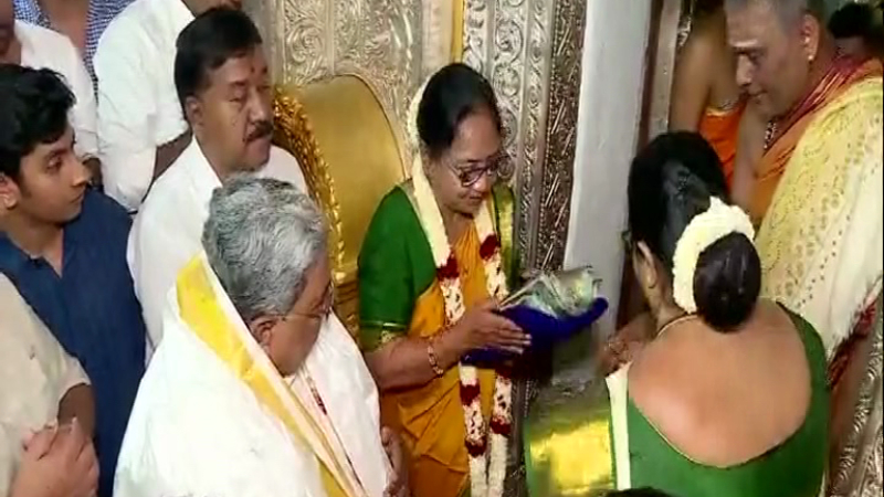 Banu Mushtaq participates in the Dasara worship at Chamundi Temple in Mysuru