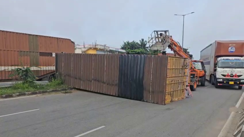 Container overturns near Nelamangala toll 1 km traffic jam