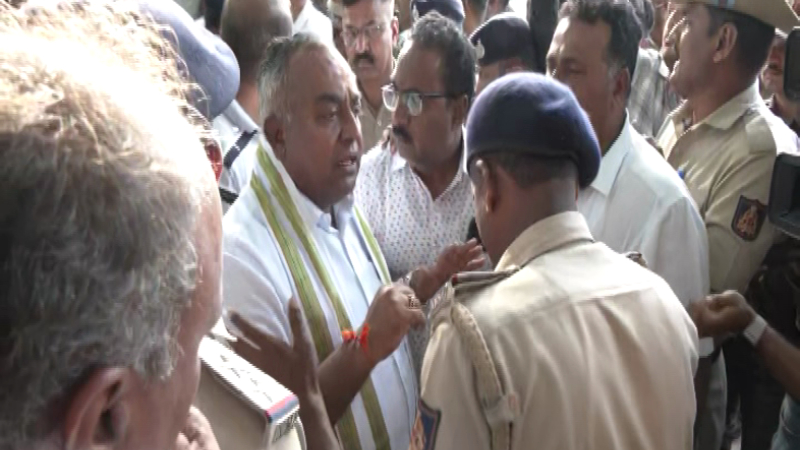 Dasara inauguration controversy Police deny permission for rallies to Chamundi Hills BJP Hindu activists detained