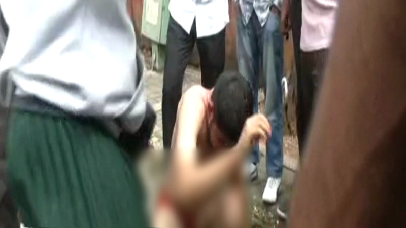 Daughter sexually assaulted on Hyderabad Bengaluru bus Mother strips driver naked and beats him up Basaveshwara Nagar 1