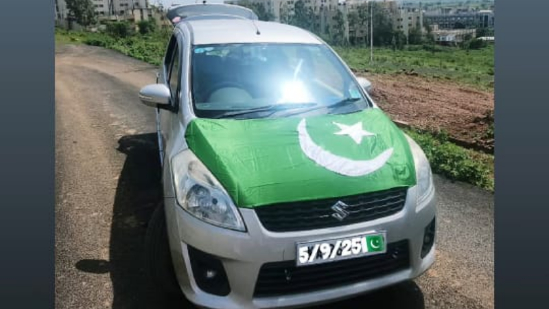 Gadag Pakistan Flag on Car