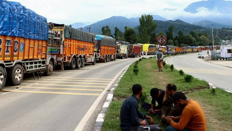 Kashmir apple growers hit hard as highway closure slashes prices by 40