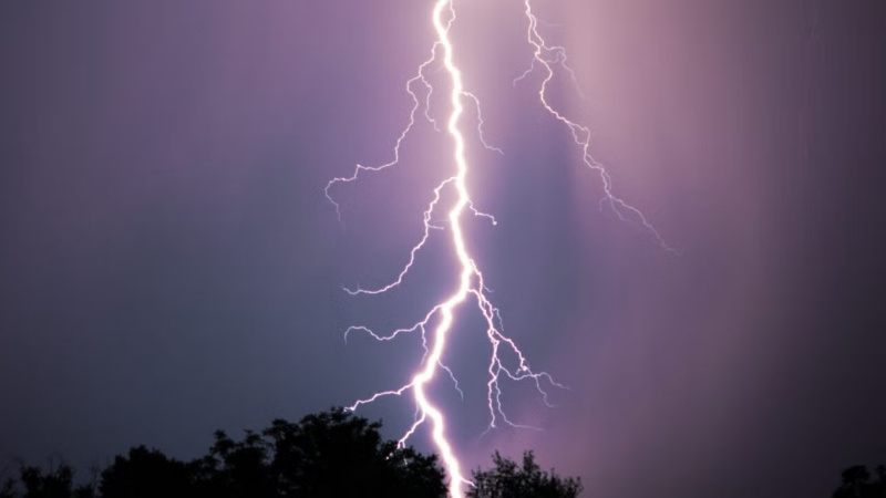 ತುಂಗಾಭದ್ರಾ ನದಿಯಲ್ಲಿ ಮೀನು ಹಿಡಿಯುತ್ತಿದ್ದ ವ್ಯಕ್ತಿ ಸಿಡಿಲಿಗೆ ಬಲಿ 1 Lightning