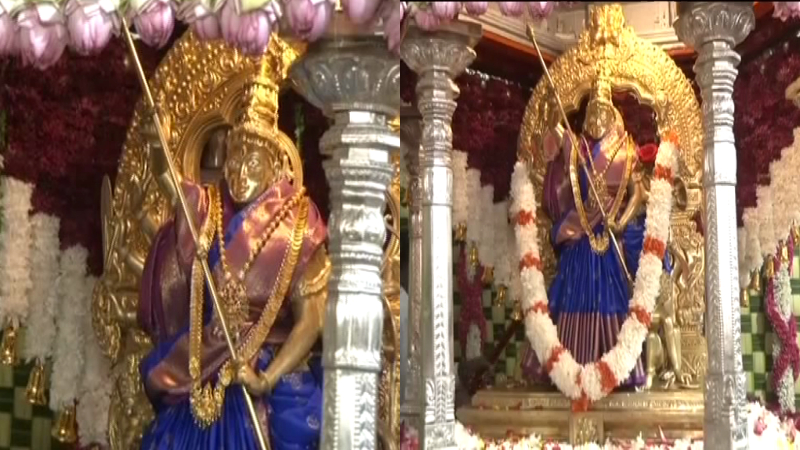 Mysuru Dasara | ನೀಲಿ ಜರಿ ಸೀರೆಯಿಂದ ಕಂಗೊಳಿಸುತ್ತಿರುವ ಚಾಮುಂಡಿ ದೇವಿ 4 Mysuru Dasara Chamundi Goddess In Blue Saree