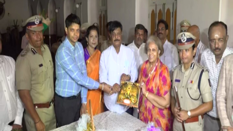 ಪ್ರಮೋದಾ ದೇವಿ ಒಡೆಯರ್ಗೆ ದಸರಾಗೆ ಅಧಿಕೃತ ಆಹ್ವಾನ ನೀಡಿದ ಹೆಚ್.ಸಿ ಮಹದೇವಪ್ಪ 16 Mysuru Dasara Invitation