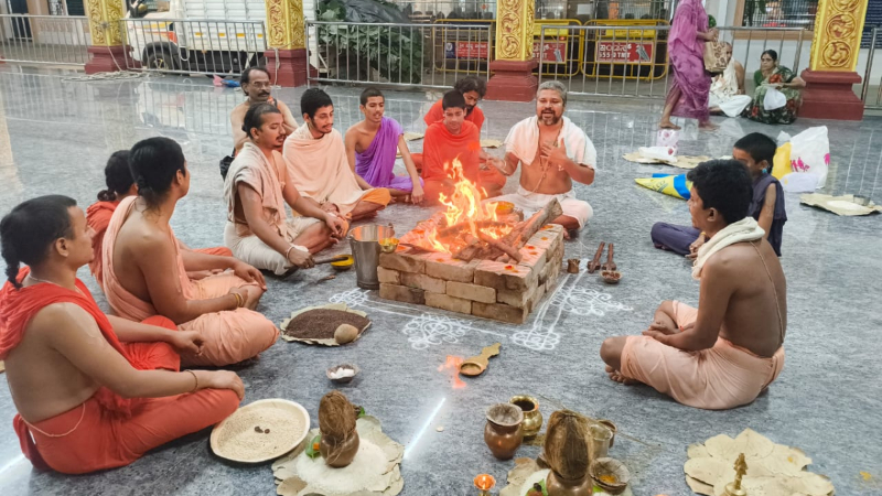 ರಾಹುಗ್ರಸ್ತ ಚಂದ್ರಗ್ರಹಣ ಮಂತ್ರಾಲಯ ಶ್ರೀಗಳಿಂದ ಧಂಡೋದಕ ಸ್ನಾನ: ರಾಯರ ವೃಂದಾವನಕ್ಕೆ ಜಲಾಭಿಷೇಕ 4 Raichur Manrtralaya