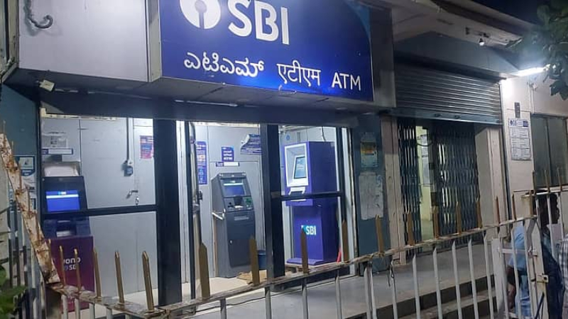 Robbery of Rs 8 crore cash 50 kg gold jewellery at gunpoint to SBI staff chadchana Vijayapur
