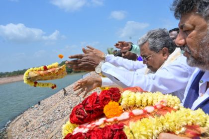 ಆಲಮಟ್ಟಿ ಜಲಾಶಯ ಭರ್ತಿಯಾದ ಹಿನ್ನೆಲೆಯಲ್ಲಿ ಸಿಎಂ ಸಿದ್ದರಾಮಯ್ಯ ಬಾಗಿನ ಅರ್ಪಿಸಿದರು