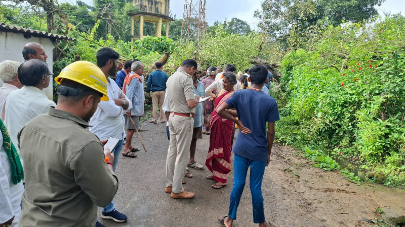 tree falls near anganwadi pregnant woman dies five others including 4 children seriously injured in yellapur kiravatti