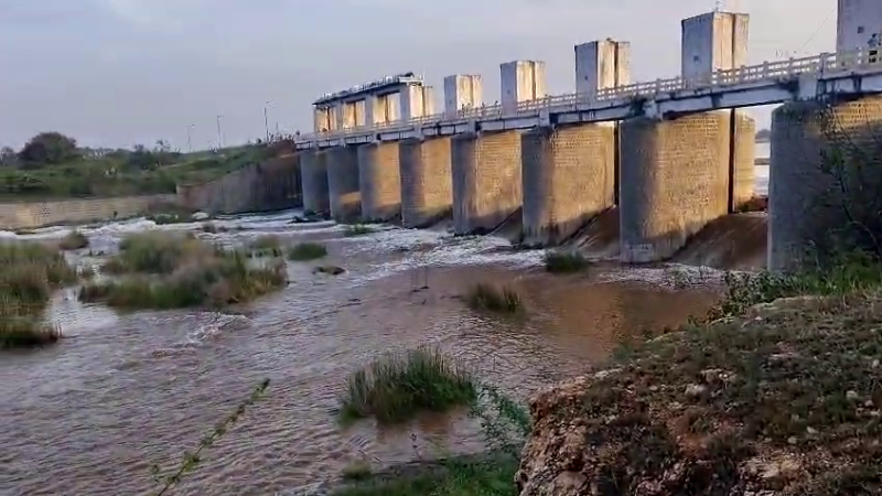 Ballari Malavi reservoirs earthen wall breaks causing water loss Farmers Outrage against officials 1
