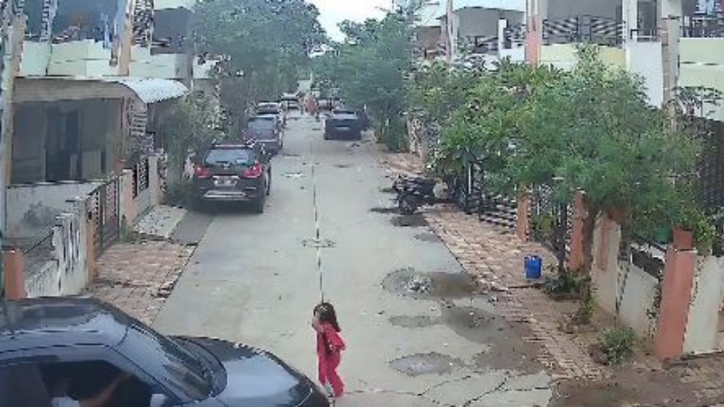 Car Without Number Plate Runs Over 3 Year Old In Gujarat. Driver A Minor