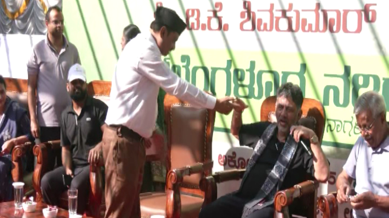 ಡಿಕೆಶಿ ಕಾರ್ಯಕ್ರಮದಲ್ಲಿ ಭಾರೀ ಹೈಡ್ರಾಮಾ - ಆಹ್ವಾನ ನೀಡದ್ದಕ್ಕೆ ಮುನಿರತ್ನ ಆಕ್ರೋಶ 1 DK Shivakumar Munirathna