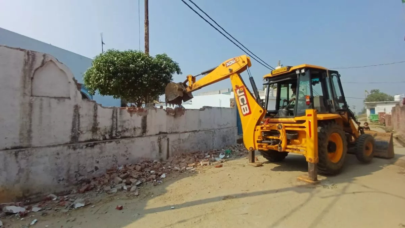 Muslims take bulldozer to illegal Raya Buzurg mosque in Uttar Pradesh Sambhal