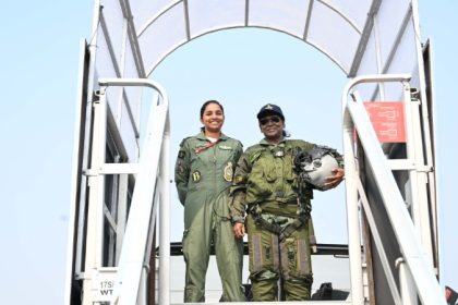 ʼಪಾಕ್ ಸೆರೆ ಹಿಡಿದʼ ರಫೇಲ್ ಪೈಲಟ್ ಜೊತೆ ಫೋಟೋ ಕ್ಲಿಕ್ಕಿಸಿದ ದ್ರೌಪದಿ ಮುರ್ಮು! 15 President Murmu Poses With Air Force Pilot Shivangi Singh Pakistan Had Claimed To Capture