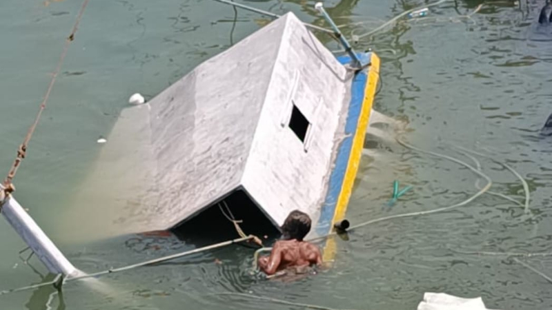 Uttara Kannada | ಬೇಲಿಕೇರಿ ಬಂದರಿನಲ್ಲಿ ಬೋಟ್ ಮುಳುಗಡೆ 1 Uttara Kannada Boat Capsized