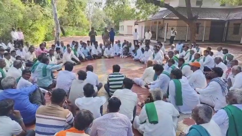 ಟನ್ ಕಬ್ಬಿಗೆ 3,500 ರೂ. ಬೇಕೇ ಬೇಕು - ಪಟ್ಟು ಹಿಡಿದು ಮುಧೋಳ ರೈತರ ಪ್ರತಿಭಟನೆ 1 Farmers in Mudhol continue protest