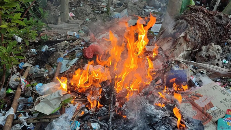 ಬೆಂಗ್ಳೂರಲ್ಲಿ ಎಲ್ಲೆಂದರಲ್ಲಿ ಕಸ ಸುಟ್ಟರೆ ಒಂದು ಲಕ್ಷ ದಂಡ, ಐದು ವರ್ಷ ಜೈಲು! 1 Garbage