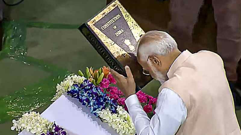 ಸಂವಿಧಾನ ಪ್ರಜಾಪ್ರಭುತ್ವದ ಬಲವಾದ ಅಡಿಪಾಯ, ನಮ್ಮ ಕಾರ್ಯಗಳ ಮೂಲಕ ಮೌಲ್ಯಗಳನ್ನ ಬಲಪಡಿಸೋಣ: ಮೋದಿ ಕರೆ 2 PM Modi 2 3