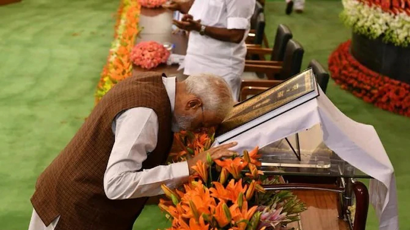 ಸಂವಿಧಾನ ಪ್ರಜಾಪ್ರಭುತ್ವದ ಬಲವಾದ ಅಡಿಪಾಯ, ನಮ್ಮ ಕಾರ್ಯಗಳ ಮೂಲಕ ಮೌಲ್ಯಗಳನ್ನ ಬಲಪಡಿಸೋಣ: ಮೋದಿ ಕರೆ 3 PM Modi 5