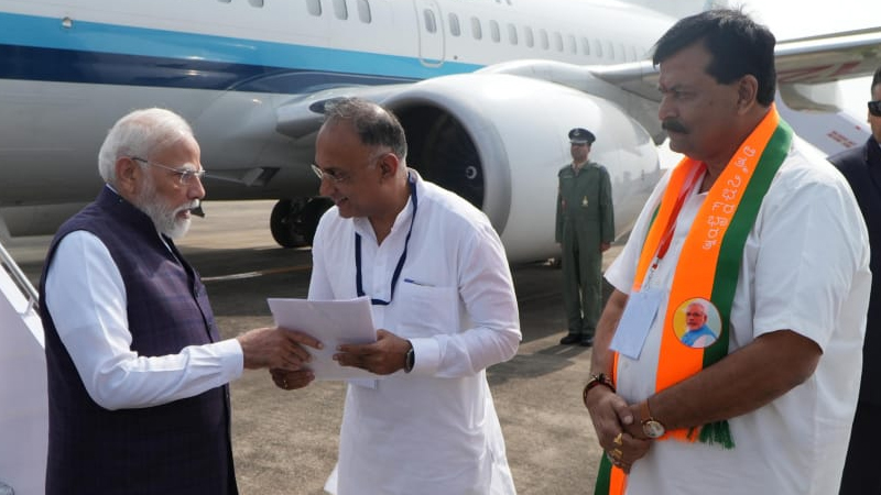 ಉಡುಪಿ | ಕೃಷ್ಣನೂರಿನಲ್ಲಿ ʻನಮೋʼ ರೋಡ್ ಶೋ; ಪ್ರಧಾನಿಗೆ ಹೂ ಮಳೆಯ ಸ್ವಾಗತ 10 PM Modi In Mangaluru 4