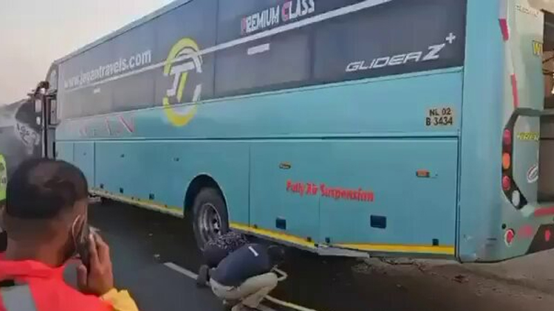 ಹೈದರಾಬಾದ್-ಬೆಂಗಳೂರು ಹೆದ್ದಾರಿಯಲ್ಲಿ ಆ್ಯಸಿಡ್ ಟ್ಯಾಂಕರ್ಗೆ ಸ್ಲೀಪರ್ ಬಸ್ ಡಿಕ್ಕಿ - ತಪ್ಪಿದ ಭಾರೀ ದುರಂತ! 3 Private Bus 2