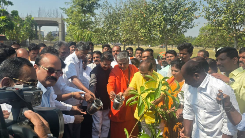 ಗಿಡ ನೆಟ್ಟು ಸಾಲುಮರದ ತಿಮ್ಮಕ್ಕನಿಗೆ ಸಂತಾಪ ಸೂಚಿಸಿದ ಸತೀಶ್ ಜಾರಕಿಹೊಳಿ 1 Satish Jarkiholi