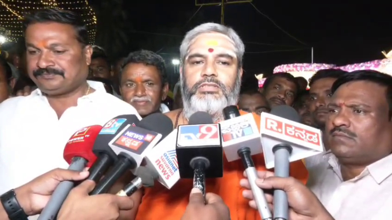 Sri Niranjanananda Puri Swamiji Sri Kanaka Guru Peeta Kaginele 1 2