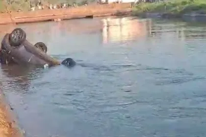 car overturns in bhadra canal two dead in channagiri davanagere 1