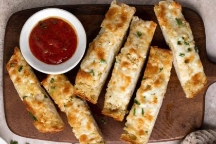 cheesy garlic bread 1