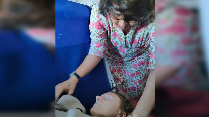 ವಿಮಾನದಲ್ಲೇ ಚಿಕಿತ್ಸೆ ನೀಡಿ ಅಮೆರಿಕ ಯುವತಿಯ ಜೀವ ಉಳಿಸಿದ ಅಂಜಲಿ ನಿಂಬಾಳ್ಕರ್ 4 Anjali Nimbalkar 2