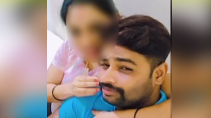 2ನೇ ಗಂಡನನ್ನು ಬಿಟ್ಟು ಕಾನ್ಸ್ಟೇಬಲ್ ಜೊತೆ ಮಹಿಳೆ ಎಸ್ಕೇಪ್ - ಪೇದೆ ಅಮಾನತು 1 Chandra Lyout Constable Instagram Love copy