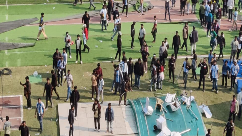 ಕೋಲ್ಕತ್ತಾದ ಮೆಸ್ಸಿ ಕಾರ್ಯಕ್ರಮದಲ್ಲಿ ದಾಂಧಲೆ - ಚೇರ್, ಬಾಟಲ್ ಎಸೆದು ಅಕ್ರೋಶ 1 Chaos at Messis Kolkata event after he leaves in 10 mins angry fans throw bottles