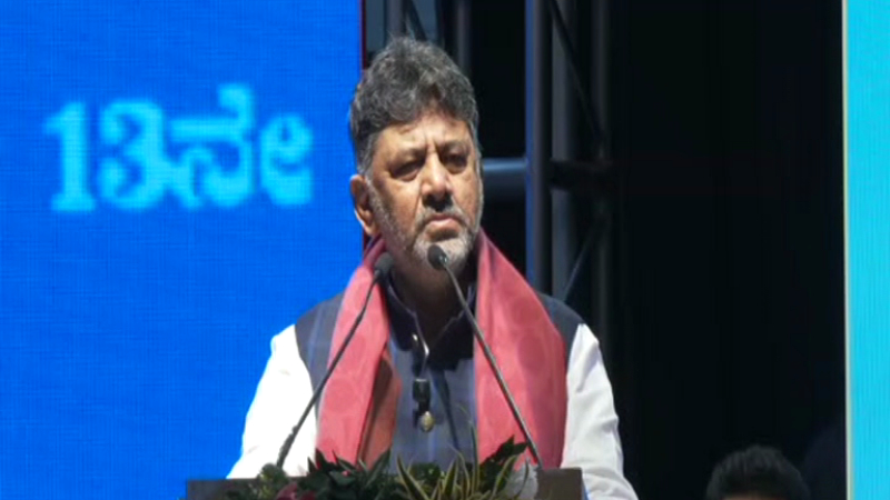 ಬೇಸಿಕ್ ಕಾಮನ್ಸೆನ್ಸ್ ಇಟ್ಕೊಂಡು ನನ್ನ ಹತ್ರ ಡೀಲ್ ಮಾಡ್ಬೇಕು - ವೇದಿಕೆಯಲ್ಲೇ ಡಿಕೆಶಿ ಗರಂ 1 D.K Shivakumar