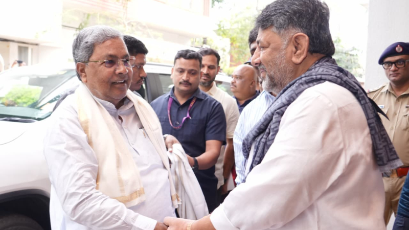 ನಾಟಿಕೋಳಿ ಮೆನು ಸವಿಯಲು ಡಿಕೆಶಿ ನಿವಾಸಕ್ಕೆ ಆಗಮಿಸಿದ ಸಿಎಂ 2 DK Shivakumar and siddaramaiah 1