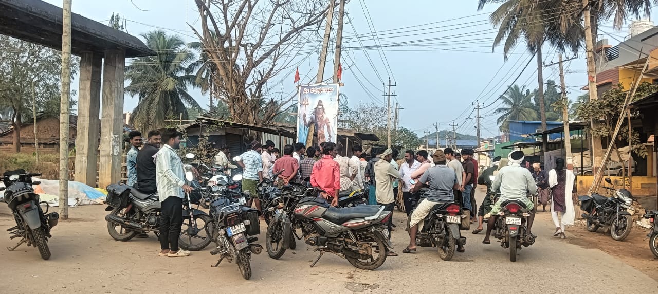 ಹೊನ್ನಾಳಿ | ಶಿವನ ಫ್ಲೆಕ್ಸ್ಗೆ ಬೆಂಕಿ ಹಚ್ಚಿದ ಕಿಡಿಗೇಡಿಗಳು - ಸ್ಥಳದಲ್ಲಿ ಬಿಗುವಿನ ವಾತಾವರಣ 2 DVG FLEX FIRE AV 3