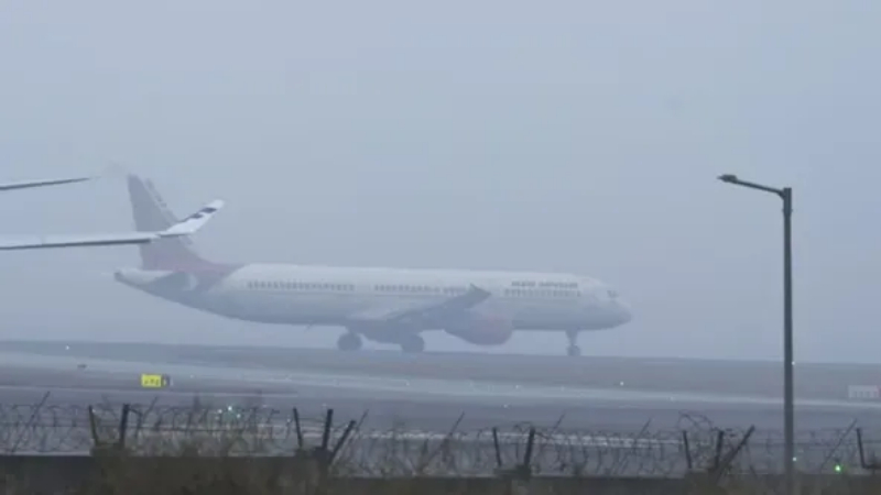 ದೆಹಲಿಯಲ್ಲಿ ದಟ್ಟ ಹೊಗೆ, ಮಂಜು - 100 ವಿಮಾನಗಳು ಕ್ಯಾನ್ಸಲ್, 400ಕ್ಕೂ ಹೆಚ್ಚು ವಿಮಾನಗಳ ಹಾರಾಟ ವಿಳಂಬ 1 Delhi Fog Flight Cancel