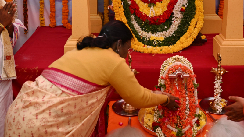 ಸದೃಢ ಭಾರತ ನಿರ್ಮಾಣಕ್ಕಾಗಿ ಮಠಗಳು ಯುವಜನತೆಗೆ ಸ್ಫೂರ್ತಿ ತುಂಬಬೇಕು - ದ್ರೌಪದಿ ಮುರ್ಮು 4 Droupadi Murmu Suttur 1