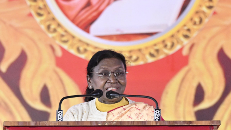 ಸದೃಢ ಭಾರತ ನಿರ್ಮಾಣಕ್ಕಾಗಿ ಮಠಗಳು ಯುವಜನತೆಗೆ ಸ್ಫೂರ್ತಿ ತುಂಬಬೇಕು - ದ್ರೌಪದಿ ಮುರ್ಮು 3 Droupadi Murmu Suttur 2