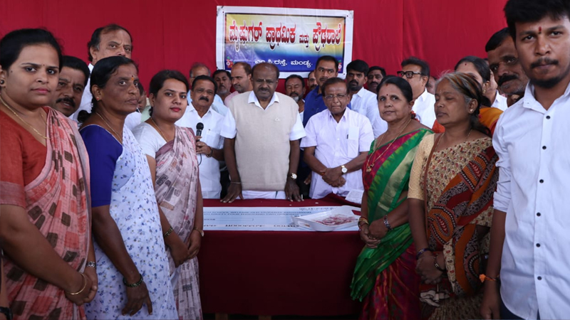 ಮೈಶುಗರ್ ಶಾಲಾ ಶಿಕ್ಷಕರಿಗೆ ನೆರವಾದ ಹೆಚ್ಡಿಕೆ - ಸಂಸದರ ವೇತನವನ್ನೇ ಕೊಟ್ಟ ಕೇಂದ್ರ ಸಚಿವ 3 HD Kumaraswamy 2