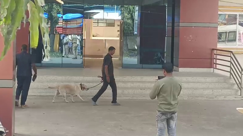 ಮೈಸೂರು | ಸರಗೂರು ತಾಲೂಕು ಕಚೇರಿಯಲ್ಲಿ RDX ಸ್ಫೋಟಕ ಇಟ್ಟಿರುವುದಾಗಿ ಬೆದರಿಕೆ 5 Hassan Office
