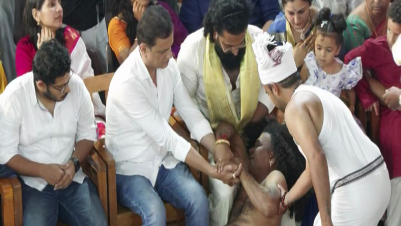 ಕಣ್ಣೀರು ಸುರಿಸಬೇಡ ನಿನ್ನ ಹಿಂದೆ ನಾನಿದ್ದೇನೆ - ರಿಷಬ್ಗೆ ಪಂಜುರ್ಲಿ ಅಭಯ 3 Kantara star Rishab Shetty and Hombale Films fulfills the promise Bhoota Kola seeks blessings of Panjurli Daiva 1