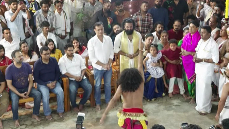 ಕಣ್ಣೀರು ಸುರಿಸಬೇಡ ನಿನ್ನ ಹಿಂದೆ ನಾನಿದ್ದೇನೆ - ರಿಷಬ್ಗೆ ಪಂಜುರ್ಲಿ ಅಭಯ 2 Kantara star Rishab Shetty and Hombale Films fulfills the promise Bhoota Kola seeks blessings of Panjurli Daiva 2