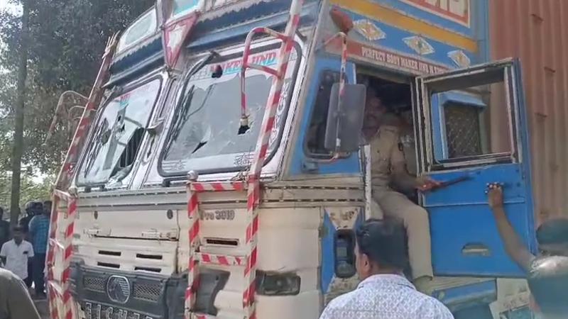 ಆನೇಕಲ್ನಲ್ಲಿ ಸರಣಿ ಅಪಘಾತ - 10ಕ್ಕೂ ಹೆಚ್ಚು ವಾಹನಗಳಿಗೆ ಬೃಹತ್ ಕಂಟೈನರ್ ಡಿಕ್ಕಿ 4 Lorry Accident 2